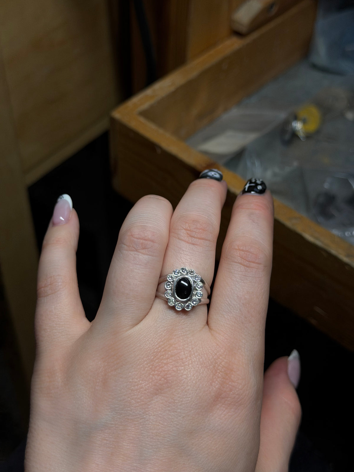 Onyx Flower ✦ Size 8.25